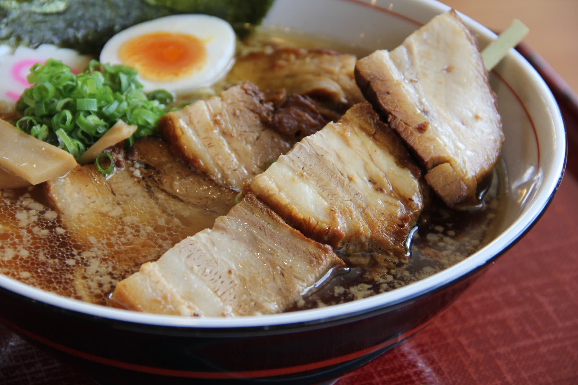 道の駅とんばらの「やまなみ煮豚串らーめん」