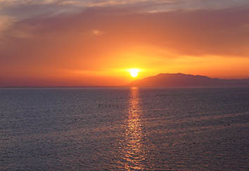 社屋から見える宍道湖の夕日