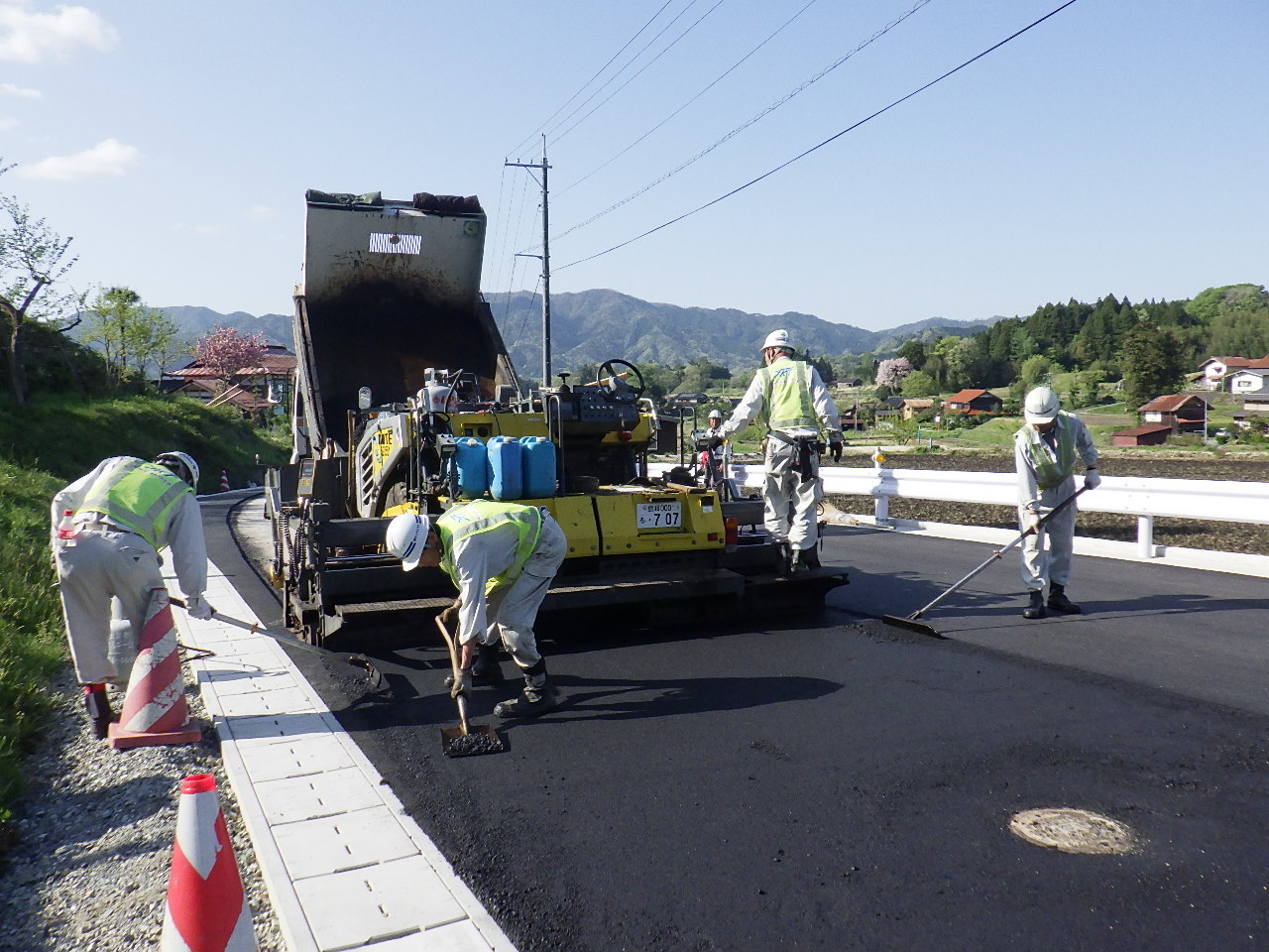 安全で快適な道路づくりに舗装工事は欠かせません。