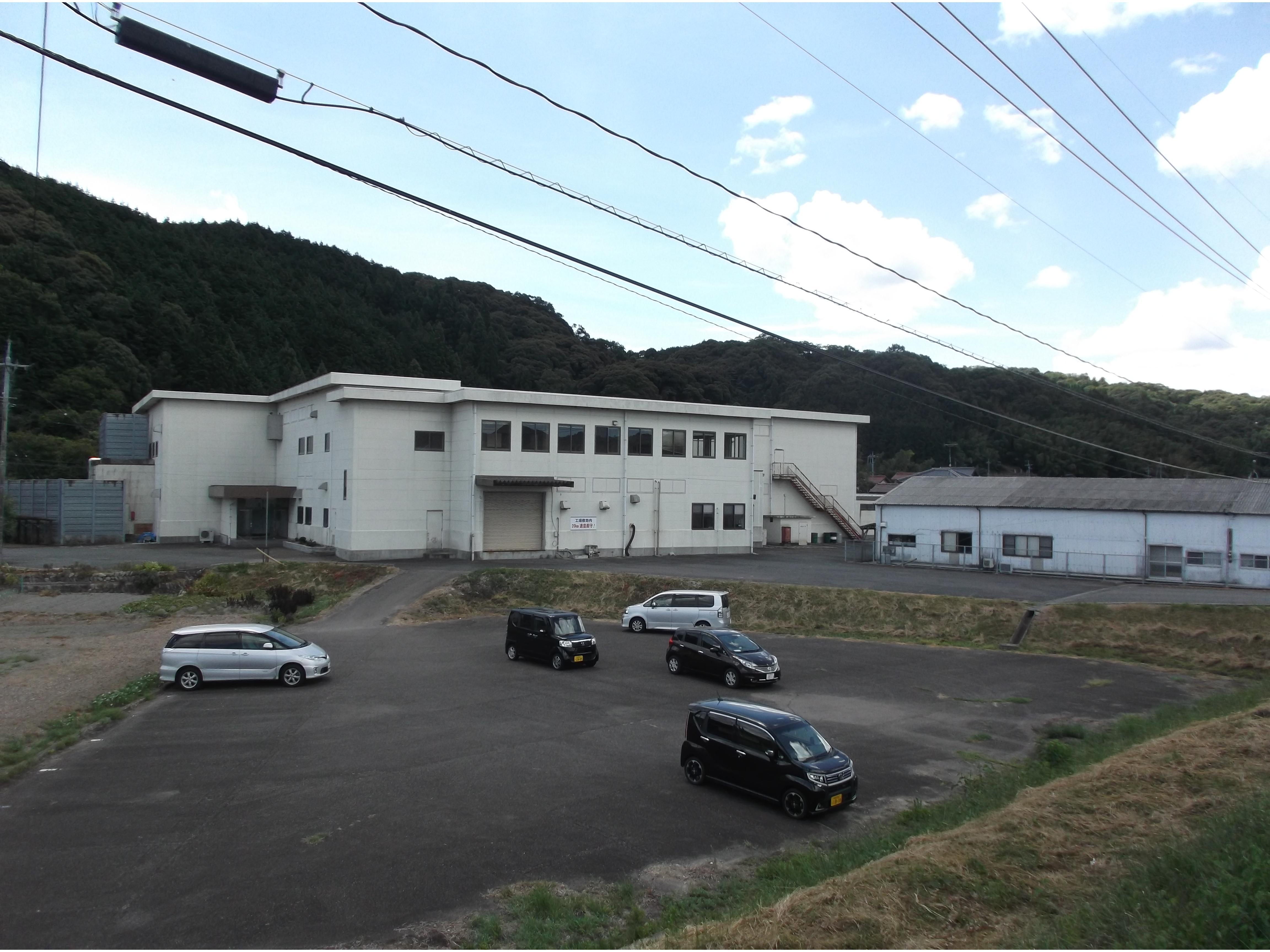 山口線石見横田駅から徒歩5分程（古い工場の再利用）