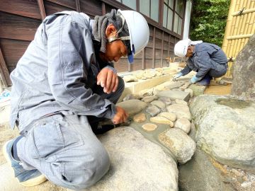 現場での作業は先輩社員が丁寧に指導します。