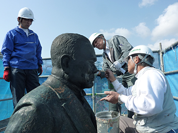 当社独自の技術「銅像塗装」（島根県庁 岸清一像）