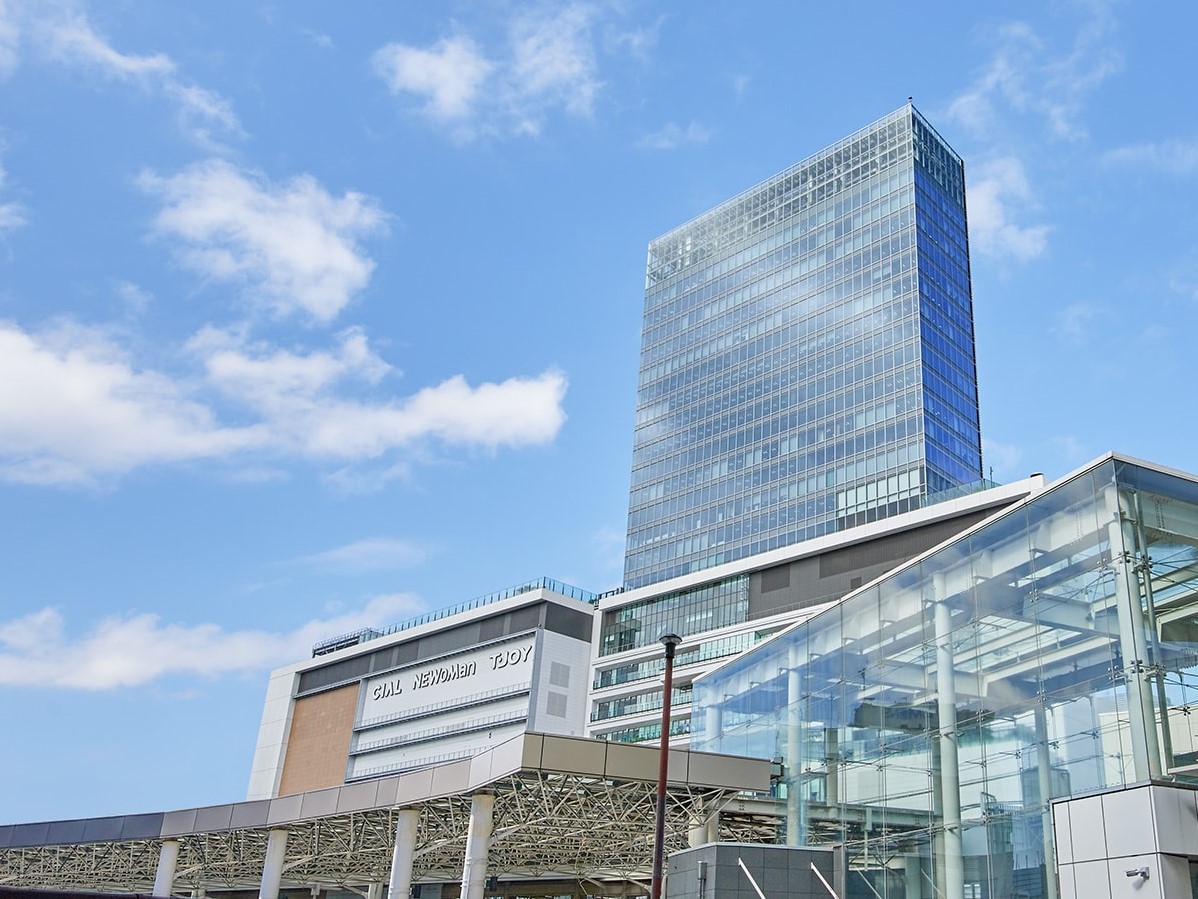 本社は横浜駅直結のJR横浜タワーです