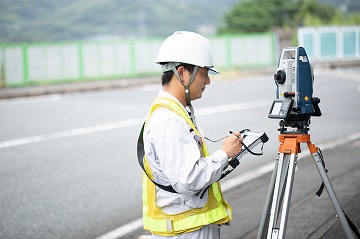 測量機器を用いた現地作業状況