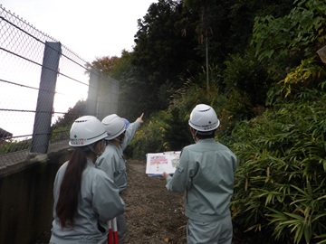 現地踏査状況（チームで現地の確認を行います）